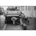 Maintenance sur un char du 501e RCC de la 2e DB.