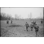 Une patrouille de fantassins américains à l'est de Sélestat.