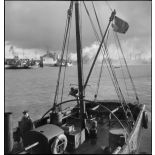 Vue sur le port de Dunkerque depuis un chalutier réquisitionné par la Marine nationale.