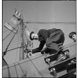 Marin de la Marine nationale montant à bord d'un navire marchand pour une fouille dans le cadre du blocus contre l'Allemagne.