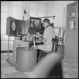 Un soldat visionne un film pour le montage d'une production SCA.