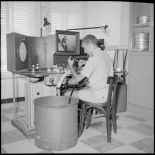 Un soldat visionne un film pour le montage d'une production SCA (Service cinématographique des armées).