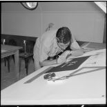 Un soldat à son bureau de dessin au SCA.