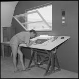 Un soldat à son bureau de dessin du SCA.