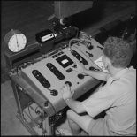 Un soldat au pupitre de mixage du SCA.