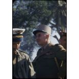 Le général Navarre, commandant en chef en Indochine, lors d'une inspection du camp retranché de Diên Biên Phu.