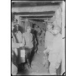 Bois de la Gruerie (Marne). Abris souterrain (sape). A 8 m de fond, tournée d'inspection du général Hennocque. [légende d'origine]