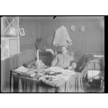 Vienne-le-Château. La Sapinière. Capitaine dans son abri. [légende d'origine]