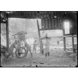 La Harazée (Marne). Côté ouest. Corvée de fils de fer. [légende d'origine]