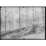 La Harazée (Marne). Abris le long du talus, au fond le village et le château. [légende d'origine]