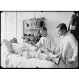 Val-de-Grâce. Traitement électrothérapique. Le tableau galvano-faradique. Opérations : les secousses rythmées. [légende d'origine]