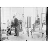 Traitement par les courants de haute fréquence (électro-dynamique). La cage, la machine statique etc. [légende d'origine]