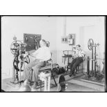 Mécanothérapie : les mouvements passifs. Les machines de flexions. [légende d'origine]