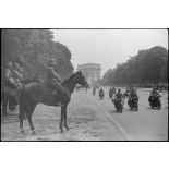 Le général (Generalleutnant) Kurt von Briesen, commandant de la 30.Infanterie Division lors du défilé allemand avenue Foch.