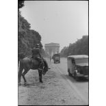 Le général (Generalleutnant) Kurt von Briesen, commandant de la 30.Infanterie Division lors du défilé allemand avenue Foch.