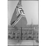 Croix gammée sur un toit parisien, en arrière plan la Tour Eiffel.