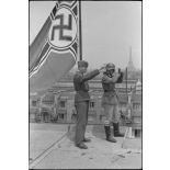 Croix gammée sur un toit parisien, en arrière plan la Tour Eiffel.