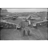 Des avions de transports français Caudron C.440 Goéland abandonnés sur le terrain d'Issy-les-Moulineaux.