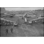 Des avions de transports français Caudron C.440 Goéland abandonnés sur le terrain d'Issy-les-Moulineaux.