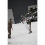 Des légionnaires du 2e régiment étranger d'infanterie (2e REI) disputent une bataille de boules de neige à Tapa, en Estonie.