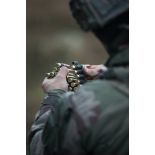 Un légionnaire du 2e régiment étranger d'infanterie (2e REI) prépare des balles de calibre 7,62 mm à Kadaga, en Lettonie.