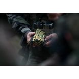 Un légionnaire du 2e régiment étranger d'infanterie (2e REI) prépare des balles de calibre 7,62 mm à Kadaga, en Lettonie.