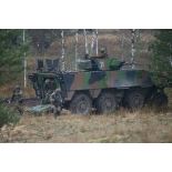 Un groupe de légionnaires du 2e régiment étranger d'infanterie (2e REI) débarque d'un véhicule blindé de combat d'infanterie (2e REI) en forêt de Kadaga, en Lettonie.