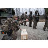 Un instructeur du 2e régiment étranger d'infanterie (2e REI) donne ses consignes à un groupe de soldats sur le champ de tir de Tapa, en Estonie.
