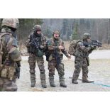 Un instructeur encadre un exercice sur le champ de tir de Tapa, en Estonie.