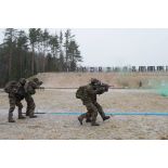Des soldats s'entrainent sur le champ de tir de Tapa, en Estonie.