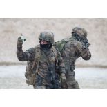 Un soldat s'apprête à lâcher une grenade à fumigène sur le champ de tir de Tapa, en Estonie.