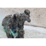 Un soldat lâche une grenade à fumigène sur le champ de tir de Tapa, en Estonie.