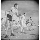 Séance de culture physique à l'école d'application du Service de santé des troupes coloniales.