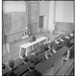 Le grand amphithéâtre de l'école d'application du Service de santé des troupes coloniales.