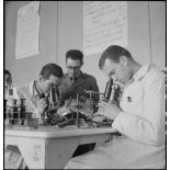 Laboratoire de bactériologie de l'école d'application du Service de santé des troupes coloniales.