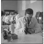 Laboratoire de bactériologie de l'école d'application du Service de santé des troupes coloniales.