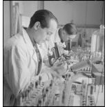 Laboratoire de bactériologie de l'école d'application du Service de santé des troupes coloniales.