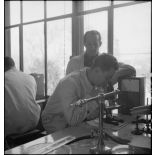 Laboratoire de bactériologie de l'école d'application du Service de santé des troupes coloniales.