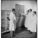 Cours théorique de parasitologie à l'école d'application du Service de santé des troupes coloniales.