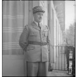 Portrait en pied du général de division Odilon Picquendar (ou Piquendar selon les sources), chef d'état-major de l'armée de terre de juillet 1940 à l'été 1942.