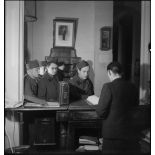 Arrivée de permissionnaires ou convalescents au centre d'hébergement.