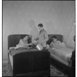 Le café est servi aux convalescents du centre d'hébergement établi au Golf Hotel.