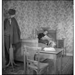 Un convalescent se repose dans sa chambre du centre d'hébergement établi au Golf Hôtel de Hyères.