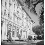 Des soldats disputent une partie de pétanque dans les jardins du Golf Hôtel de Hyères transformé en centre d'hébergement.