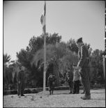 Des soldats disputent une partie de pétanque dans les jardins du Golf Hôtel de Hyères transformé en centre d'hébergement.