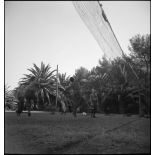 Des soldats disputent des matches de volley-ball dans les jardins du Golf Hôtel de Hyères transformé en centre d'hébergement.