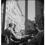 Les soldats prennent leur repas dans la salle de restaurant du Golf Hôtel de Hyères transformé en centre d'hébergement.