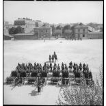 Les honneurs sont rendus au drapeau.