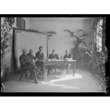 Neuilly-sur-Seine. Hôpital américain. Pendant la visite de Monsieur Justin Godart . [légende d'origine]