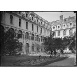 Paris. Val-de-Grâce. Cour intérieure. [légende d'origine]